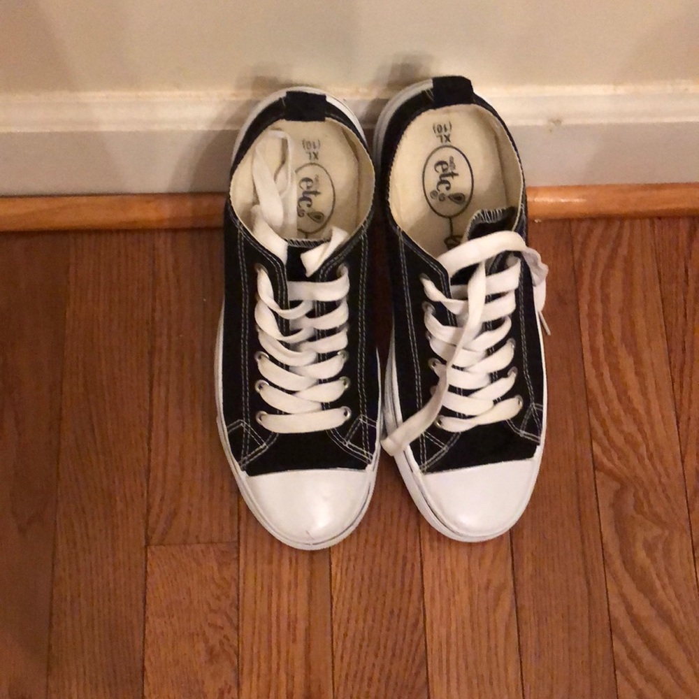 Low top sneakers